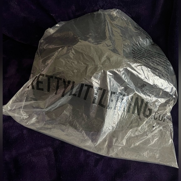 Pretty Little Thing Women’s Fedora Hat. (Red & Black) NEW with tags. NEVER worn - Picture 3 of 4